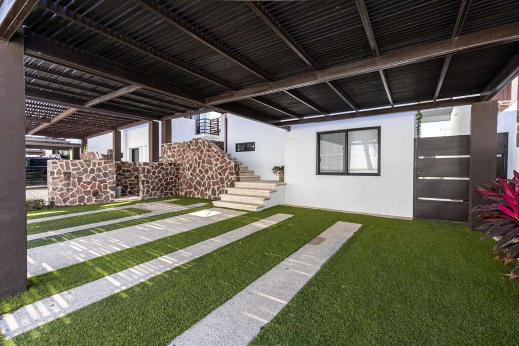 Los Cabos Csl N-E Of19:Genral Prime investment opportunity in Cabo San Lucas. This 755.72 m² lot is located on 5 de Febrero Street, right next to the Cabo San Lucas Delegation, in a highly central area with excellent visibility and easy access. The property includes an existing 133 m² structure, ideal for use as a small office, storage space, or service area. Its size and strategic location offer great potential for commercial, residential, or mixed-use development, subject to applicable permits. Close to government offices, main roads, shops, and essential services. for sale