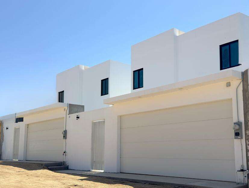 Los Cabos Jacarandas Two-story house, 3 bedrooms, 2 ½ bathrooms, fully equipped kitchen with granite countertop, fine wood exterior and interior doors, spacious living room, dining room and kitchen area, large laundry room with sink, wooden closet, hydropneumatic system, water heater, 12,000 liter cistern, garage for 2 vehicles with electric gate, mini split air conditioning installations, backyard, high-end finishes, side corridor. The owner is Mexican and prefers pesos. for sale