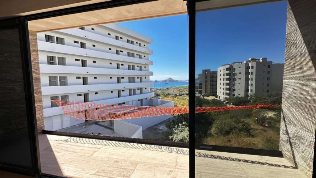 Los Cabos Altamar Torre Altamar es un desarrollo exclusivo en Cabo San Lucas con vistas espectaculares al Arco. Ofrece departamentos de 2 recámaras y 2 baños con acabados modernos. Sus amenidades incluyen gimnasio, coworking, elevador, estacionamiento y un roof garden con alberca infinita y área de grill, ideal para disfrutar atardeceres únicos.Torre Altamar is an exclusive development in Cabo San Lucas with spectacular – 12 LOTE MZA 2 ZONA 1, Cabo Corridor, BS
