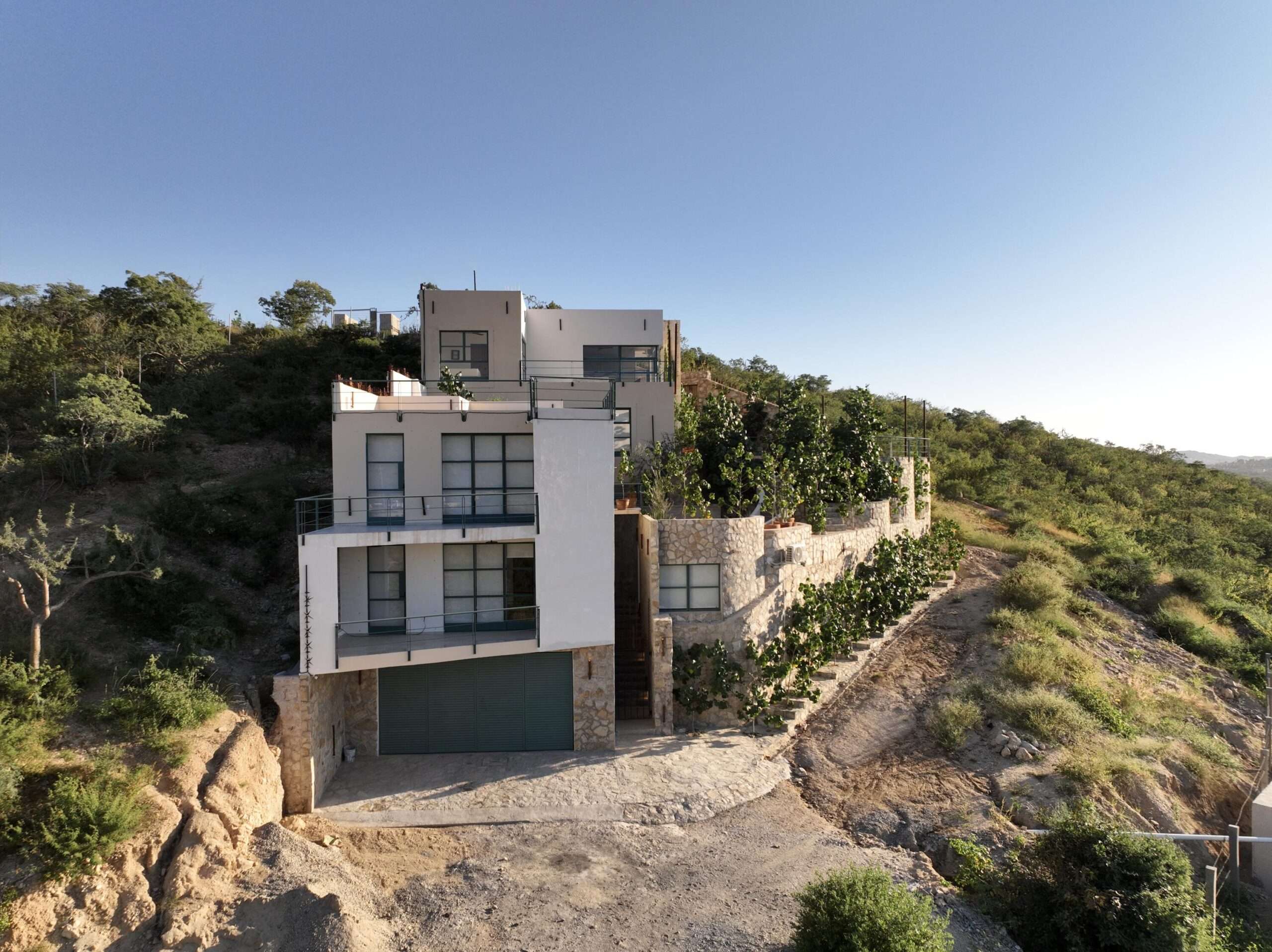Los Cabos Residencial La Jolla Casa Tigre is located in La Jolla, a well-positioned community offering convenient access to San José del Cabo and the corridor. This house has ocean for sale