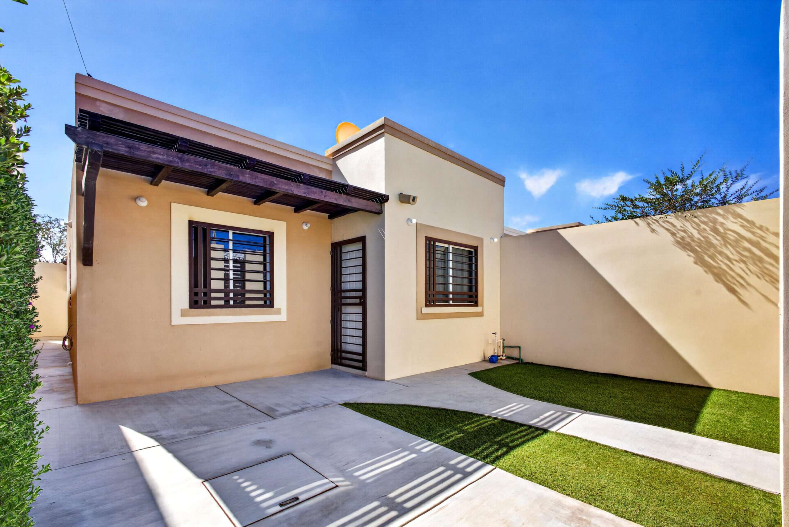 Los Cabos Ampliacion El Zacata EN VENTA CASA DE ENMEDIO, Col. Zacatal San José de Cabo.Esta casa se encuentra en un estado impecable, prácticamente nueva. Cuenta con recamara master con baño. 2 recamaras con closet. Todas las recamaras con aire acondicionado y closet. Estancia de sala y comedor con aire acondicionado. Total 2.5 baños. Amplio patio. Cisterna de 5,000 litros y tinaco de 1,100 litros. Tanque de gas LP estacionario. Calentador. Equipo hidroneumático. Conexiones listas para cocina y lavadora. Ubicada cerca de Oxxo, Chedraui, Smart Fit. Tienda Ley y Starbucks, escuelas y restaurantes. Vías rápidas por boulevard Forjadores y a 3 minutos de carretera Transpeninsular. for sale