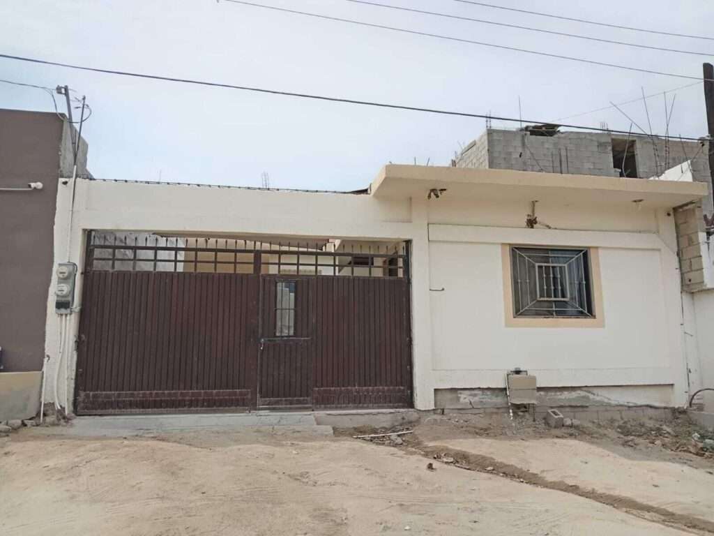 Los Cabos Venados Casa con potencial de ampliación y buena ubicación, de fácil acceso al transporte público, a las escuelas y a los supermercados.• 3 recámaras• 2 baños completos• Cocina separada• A/C minisplit en c/ habitación y en la cocina• Amplio patio y cochera con portón. House with expansion potential and a great location, with easy access to public transportation, schools, and supermarkets." 3 bedrooms" 2 full bathrooms" Separate kitchen" Mini-split A/C in each bedroom and in the kitchen" Spacious patio and parking for 2 cars – 28, Playa Camelia, Cabo San Lucas, Cabo San Lucas, BS
