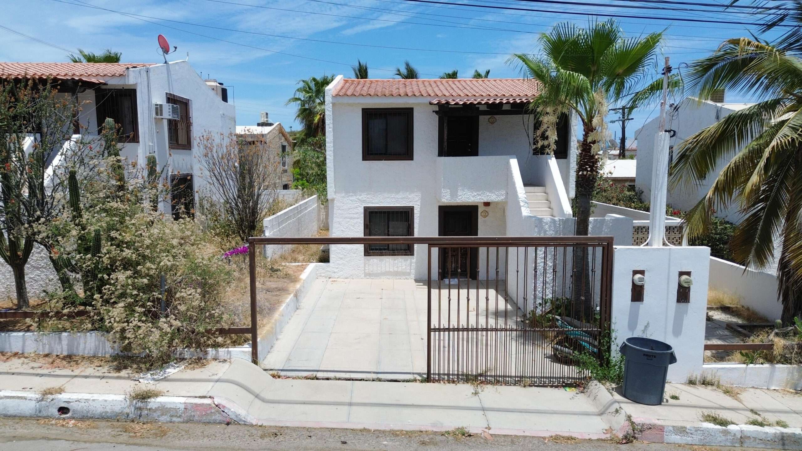 Los Cabos Magisterial English: This duplex offers a solid opportunity for investors looking for cash flow and future appreciation in San José del Cabo. The property includes both apartments sold together as one legal unit. Located in Colonia Magisterial, an area with strong rental demand, this property is ideal for long-term tenants, workforce housing, or future remodeling projects. With limited renovation work, the duplex can substantially increase in value and rental income potential. Español: Este dúplex representa una sólida oportunidad para inversionistas que buscan flujo de efectivo y plusvalía futura en San José del Cabo. La propiedad incluye ambos departamentos vendidos juntos como una sola unidad legal. Ubicada en la colonia Magisterial, una zona con alta demanda de renta, esta propiedad es ideal para arrendamiento a largo plazo, vivienda para trabajadores o futuros proyectos de remodelación. Con una inversión limitada en mejoras, el dúplex puede incrementar considerablemente su valor y potencial de ingresos for sale