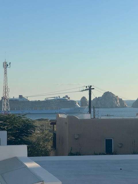 Los Cabos Csl N-E Of19:Genral Prime investment opportunity in Cabo San Lucas. This 755.72 m² lot is located on 5 de Febrero Street, right next to the Cabo San Lucas Delegation, in a highly central area with excellent visibility and easy access. The property includes an existing 133 m² structure, ideal for use as a small office, storage space, or service area. Its size and strategic location offer great potential for commercial, residential, or mixed-use development, subject to applicable permits. Close to government offices, main roads, shops, and essential services. for sale