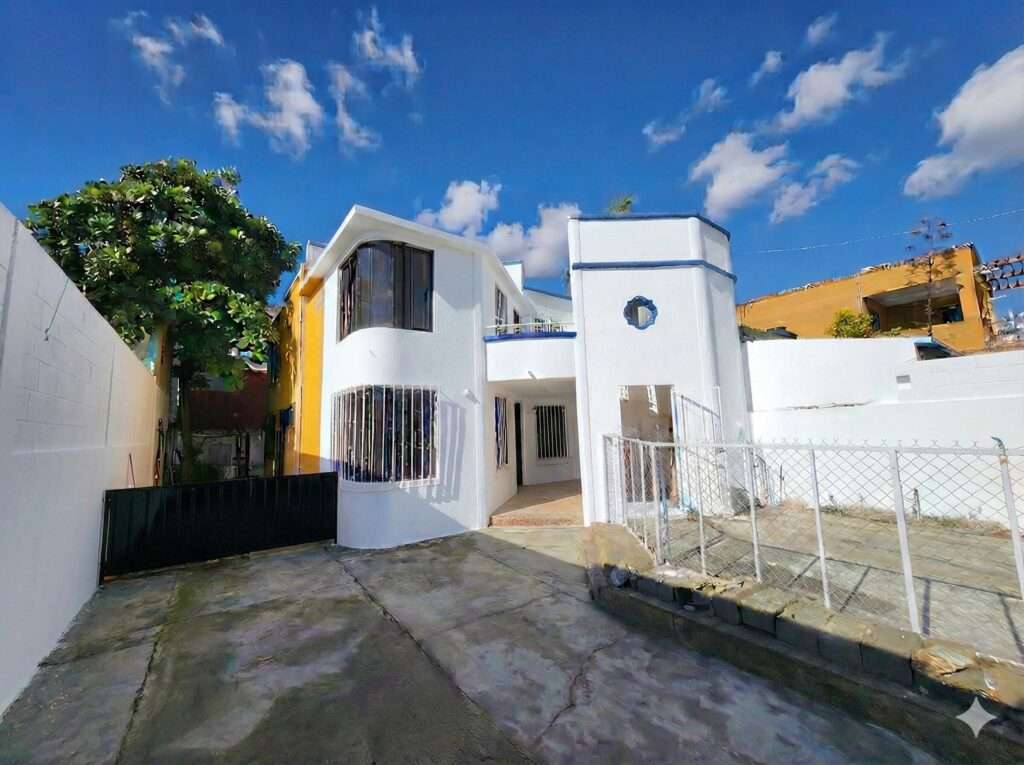 Los Cabos 4 De Marzo Ubicada en la Colonia Magisterial de Cabo San Lucas, esta propiedad destaca por sus espacios amplios y funcionales, ideal para familias grandes, renta a largo plazo o inversión.Construida sobre un terreno de 250 m², la casa cuenta con 4 recámaras, 2 baños completos, dos áreas independientes de sala y dos espacios de cocina, lo que brinda flexibilidad para distintos estilos de vida o adecuaciones.El patio amplio es perfecto para reuniones familiares, ampliaciones o áreas recreativas.La cochera con capacidad para 4 autos, cisterna de 10,000 litros, sobre calle pavimentada y todos los servicios disponibles completan una propiedad lista para habitar.El precio es en pesos: – 5 C Profesor Lucas Martinez, Cabo San Lucas, BS