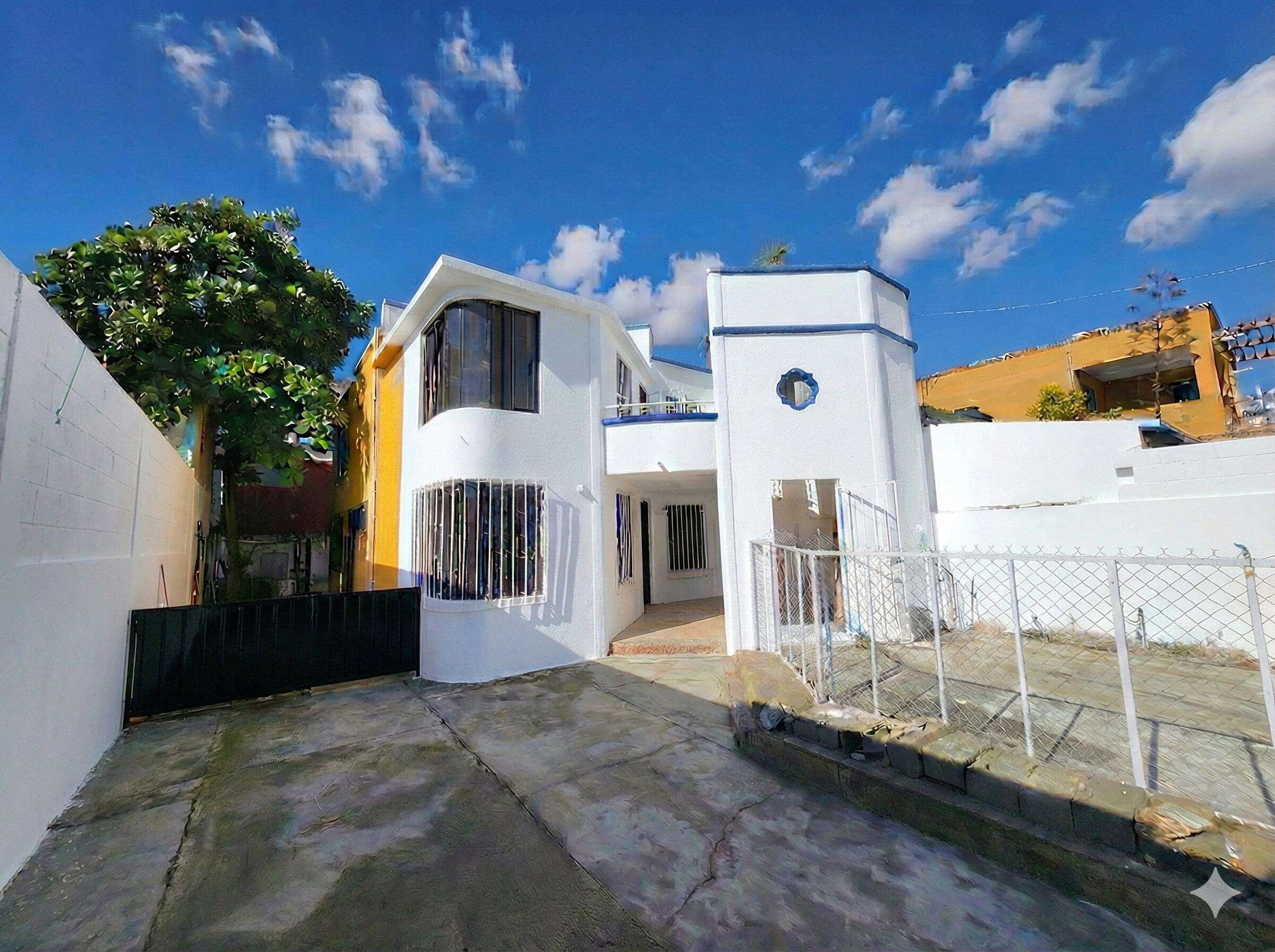 Los Cabos 4 De Marzo Ubicada en la Colonia Magisterial de Cabo San Lucas, esta propiedad destaca por sus espacios amplios y funcionales, ideal para familias grandes, renta a largo plazo o inversión.Construida sobre un terreno de 250 m², la casa cuenta con 4 recámaras, 2 baños completos, dos áreas independientes de sala y dos espacios de cocina, lo que brinda flexibilidad para distintos estilos de vida o adecuaciones.El patio amplio es perfecto para reuniones familiares, ampliaciones o áreas recreativas.La cochera con capacidad para 4 autos, cisterna de 10,000 litros, sobre calle pavimentada y todos los servicios disponibles completan una propiedad lista para habitar.El precio es en pesos: for sale
