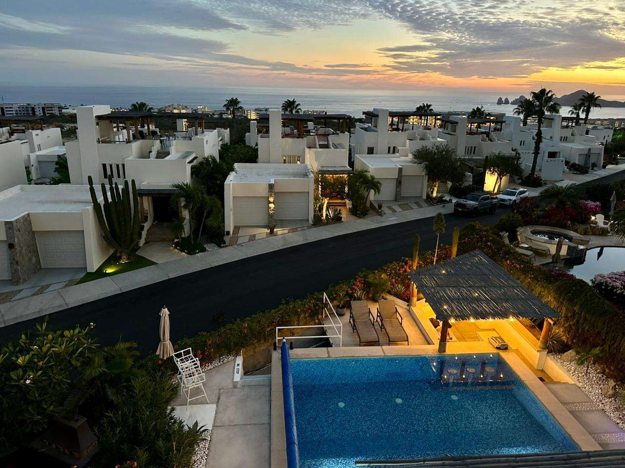 Los Cabos Brisas Del Pac East Casa de un nivel en Brisas del Pacífico con estructura para segundo piso. Cuenta con dos cocheras techadas, sala, sala de estar, cocina con isla y terraza. Terreno de 2,100 m² con gran potencial para alberca, ampliación o desarrollo. Ideal para inversión o vivir.Single-level home in Brisas del Pacífico with structure for a second floor. Features two covered carports, living room, family room, kitchen with island, and terrace. 2,100 m² lot with excellent potential for a pool, expansion, or development. Ideal for living or investment. for sale