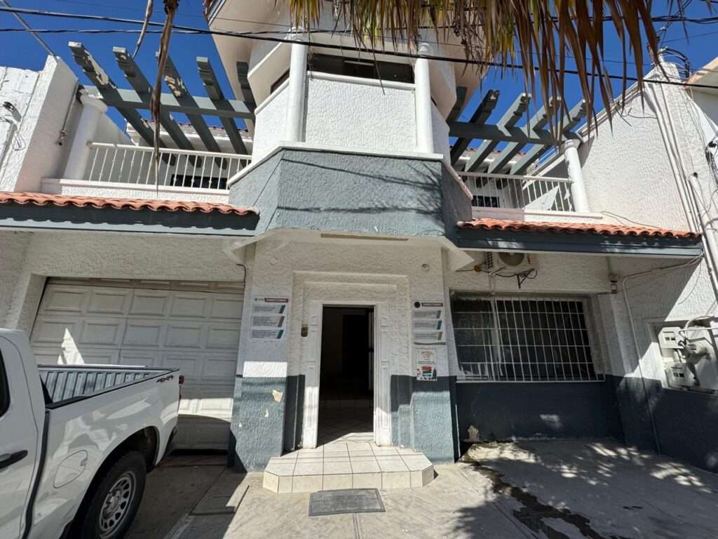 Los Cabos Centro-Csl North This is one of the few properties still located in the heart of Cabo San Lucas.This property boasts an excellent location in Cabo San Lucas, BCS. Just 1 km from the marina, it offers easy access to various shops, a hospital, a school, and excellent connectivity via the main avenues.Property listed at – 6 C. Félix Ortega, Cabo San Lucas, BS