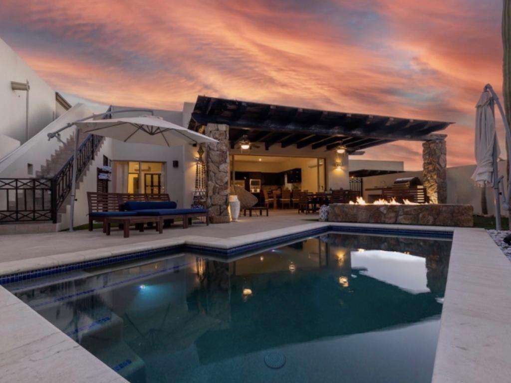 Los Cabos Ventanas Rare single-level home in the exclusive Ventanas community, El Tezal, Los Cabos. This highly sought-after one-story layout offers comfort, privacy, and easy living.Featuring a private terrace and rooftop with partial ocean for sale