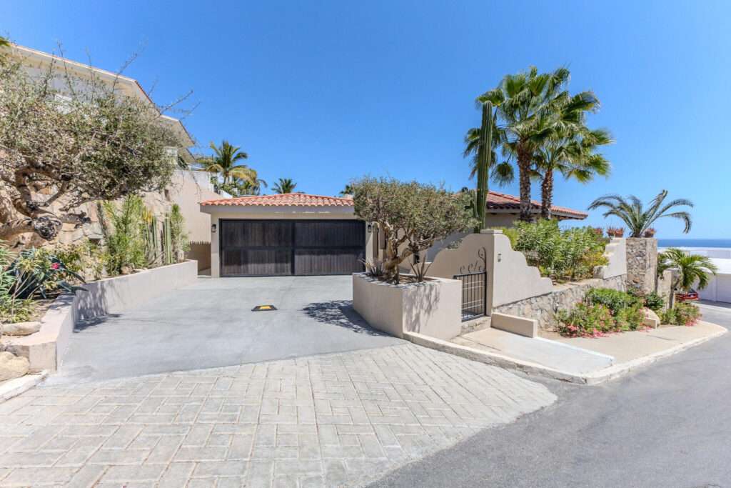 Los Cabos Residencial La Jolla Casa Tigre is located in La Jolla, a well-positioned community offering convenient access to San José del Cabo and the corridor. This house has ocean for sale