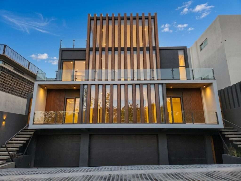 Los Cabos Brisas Del Pac East Casa de un nivel en Brisas del Pacífico con estructura para segundo piso. Cuenta con dos cocheras techadas, sala, sala de estar, cocina con isla y terraza. Terreno de 2,100 m² con gran potencial para alberca, ampliación o desarrollo. Ideal para inversión o vivir.Single-level home in Brisas del Pacífico with structure for a second floor. Features two covered carports, living room, family room, kitchen with island, and terrace. 2,100 m² lot with excellent potential for a pool, expansion, or development. Ideal for living or investment. – Bonita Street, Cabo Corridor, BS