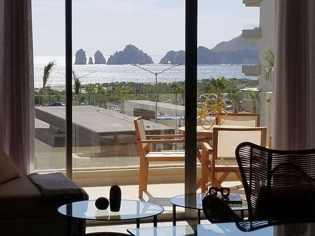 Los Cabos Altamar Torre Altamar es un desarrollo exclusivo en Cabo San Lucas con vistas espectaculares al Arco. Ofrece departamentos de 2 recámaras y 2 baños con acabados modernos. Sus amenidades incluyen gimnasio, coworking, elevador, estacionamiento y un roof garden con alberca infinita y área de grill, ideal para disfrutar atardeceres únicos.Torre Altamar is an exclusive development in Cabo San Lucas with spectacular for sale