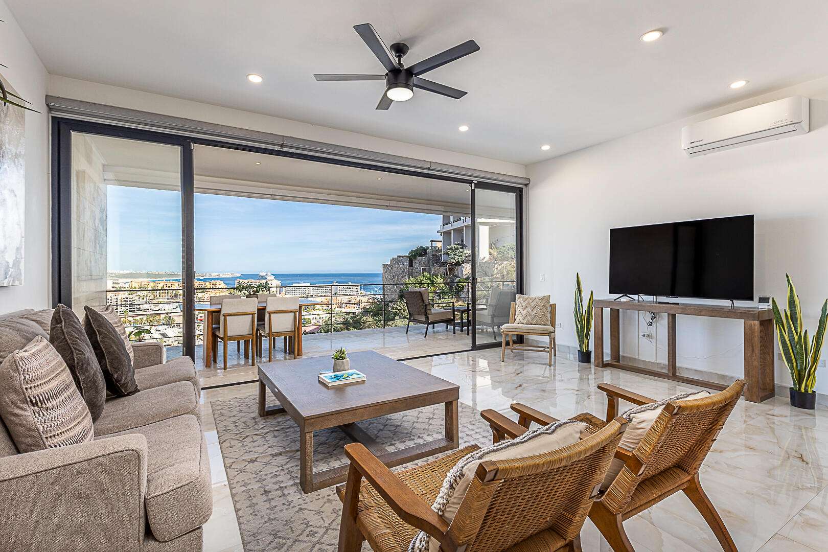 Los Cabos Sjd D/Town:General Well-located 2 or 3 bedroom condo in a unbeatable area, within walking distance to restaurants, downtown San José del Cabo, and shopping. Designed and equipped for vacation rentals, this unit features a beautiful entrance, 2.5 bathrooms, and a flexible, neutral style that easily adapts to any taste or Airbnb concept. A must-see property highly recommended to experience it in person. for sale