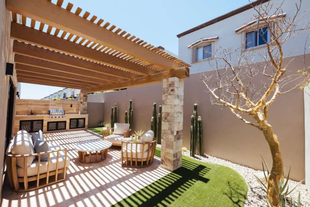 Los Cabos Camino Del Mar Casa NUEVA totalmente EQUIPADA lista para habitar, con Electrodomésticos, Aires acondicionados, Muebles de carpintería y granito, Espejos templados, Jardinería y sistema de riego.Todo esto dentro del reconocido fraccionamiento Camino del Mar.Lugar, ideal para disfrutar de un estilo de vida incomparable y confortable. Ubicado en la mejor zona del Tezal, con calles pavimentadas e iluminadas, a poca distancia del conocido Colegio Internacional Del Mar, a pasos de la comunidad, del campo de golf y a 5 minutos de la playa El Médano. ¡Excelentes amenidades! Hermosa piscina, parque infantil, gimnasio y parque para perros. ¡Listo para formar parte de esta magnífica comunidad y la casa de sus sueños! ¡90% VENDIDO! – Camino del Mar, Cabo Corridor, BS
