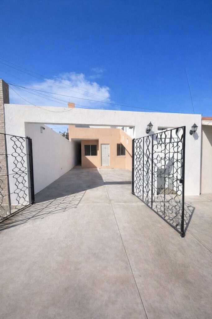 Los Cabos Centro-Csl North Casa habitación con ampliación en planta alta, ideal para inversión en Los Cabos. Planta baja: sala, cocina, 2 recámaras, 1 baño completo y cochera. Planta alta: 2 recámaras tipo estudio, cada una con baño completo y acceso independiente. Permite hasta 3 unidades habitacionales, con privacidad y opción de renta. Ubicada en zona urbana con servicios y vialidades cercanas.Single-family home with upper-level expansion, ideal for investment in Los Cabos. Ground floor: living room, kitchen, 2 bedrooms, 1 full bathroom, and carport. Upper level: 2 studio-style bedrooms, each with a full bathroom and independent access. Allows up to 3 separate units, offering privacy and rental flexibility. Located in an urban area with nearby services and main roads. – Casa Altos de Miramar, Cabo San Lucas, Cabo San Lucas, BS