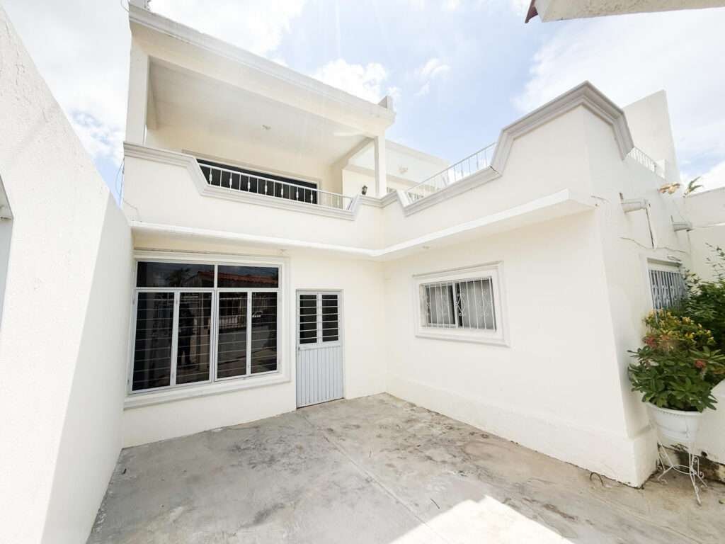 Los Cabos Ampliacion El Zacata EN VENTA CASA DE ENMEDIO, Col. Zacatal San José de Cabo.Esta casa se encuentra en un estado impecable, prácticamente nueva. Cuenta con recamara master con baño. 2 recamaras con closet. Todas las recamaras con aire acondicionado y closet. Estancia de sala y comedor con aire acondicionado. Total 2.5 baños. Amplio patio. Cisterna de 5,000 litros y tinaco de 1,100 litros. Tanque de gas LP estacionario. Calentador. Equipo hidroneumático. Conexiones listas para cocina y lavadora. Ubicada cerca de Oxxo, Chedraui, Smart Fit. Tienda Ley y Starbucks, escuelas y restaurantes. Vías rápidas por boulevard Forjadores y a 3 minutos de carretera Transpeninsular. – Casa Arenal, Cabo San Lucas, Cabo San Lucas, BS