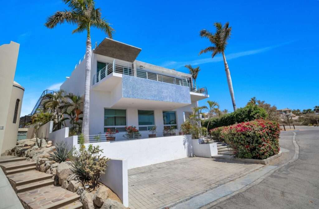 Los Cabos Brisas Del Pac East Casa de un nivel en Brisas del Pacífico con estructura para segundo piso. Cuenta con dos cocheras techadas, sala, sala de estar, cocina con isla y terraza. Terreno de 2,100 m² con gran potencial para alberca, ampliación o desarrollo. Ideal para inversión o vivir.Single-level home in Brisas del Pacífico with structure for a second floor. Features two covered carports, living room, family room, kitchen with island, and terrace. 2,100 m² lot with excellent potential for a pool, expansion, or development. Ideal for living or investment. – Casa Ballena Azul, Cabo Corridor, Cabo Corridor, BS