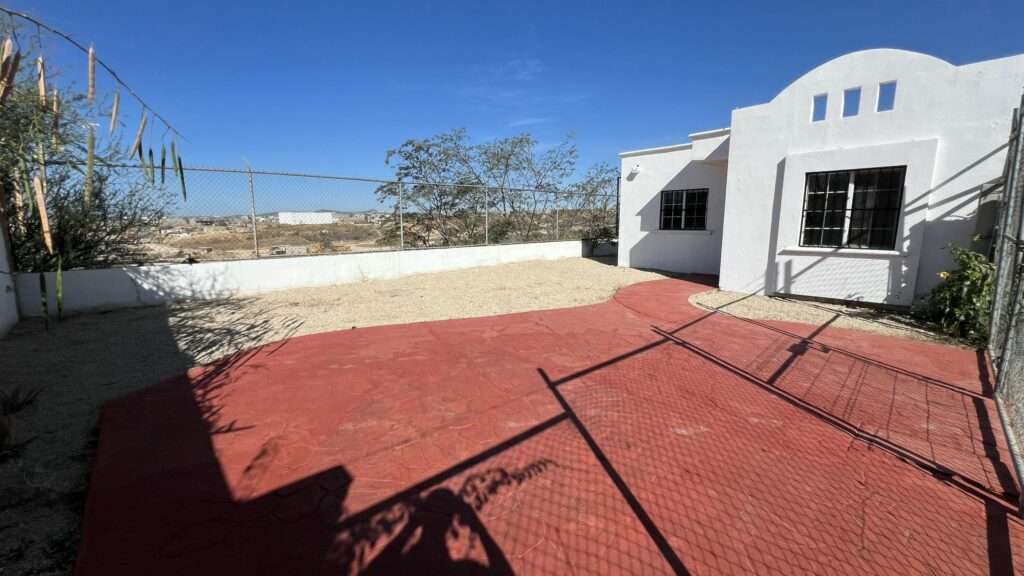 Los Cabos Lomas Del Valle Precio: 2,750,000 MXNPropiedad en Lomas del Valle, Cabo San Lucas, para quienes priorizan amplitud y privacidad. Destaca su terreno generoso de 240 m², con vasto espacio abierto, impresionantes vistas panorámicas a la montaña y ausencia de vecino colindante.La construcción de 74 m² está en proceso de remodelación, con entrega en enero de 2026. Incluye tres recámaras espaciosas, un baño completo y área de lavado. Cocina con mueble integral restaurado, sin muebles ni equipamiento adicional.Lista para escriturar y financiable con crédito hipotecario. Imágenes con muebles son ilustrativas, para mostrar potencial.Oportunidad única para un hogar sereno. Contacte para detalles y visitas. – CASA COCACOLA, Cabo San Lucas, Cabo San Lucas, BS