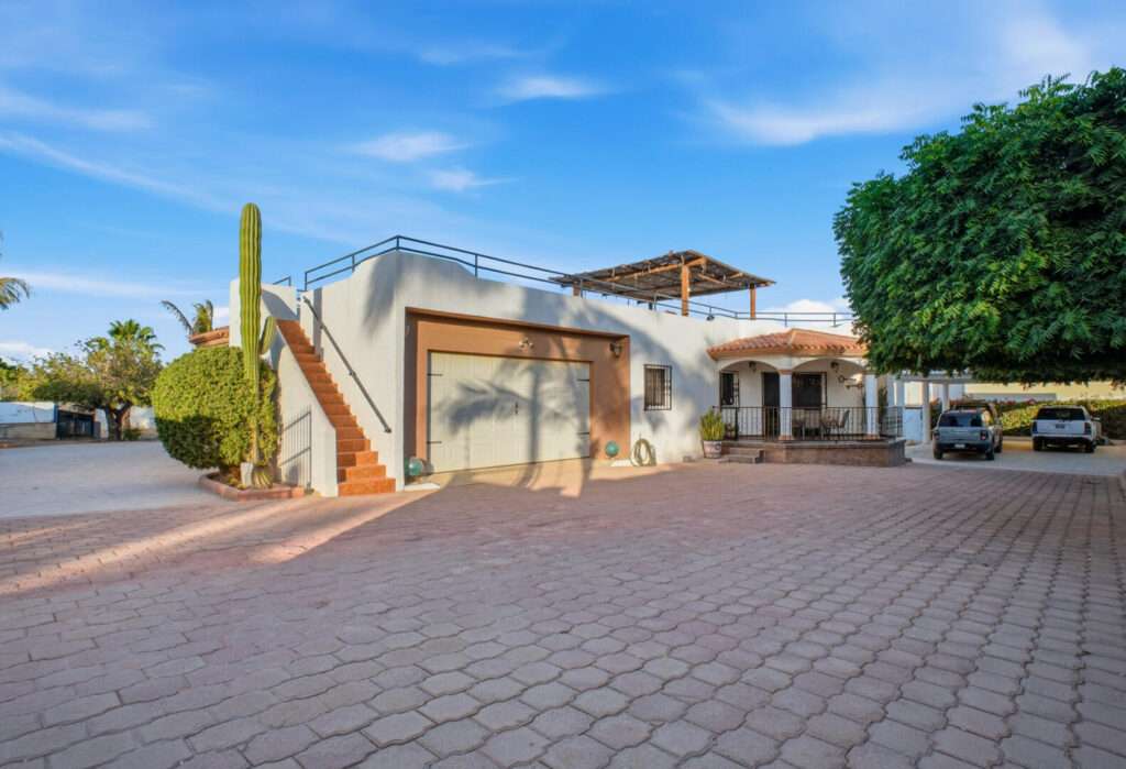 Los Cabos Brisas Del Pac East Casa de un nivel en Brisas del Pacífico con estructura para segundo piso. Cuenta con dos cocheras techadas, sala, sala de estar, cocina con isla y terraza. Terreno de 2,100 m² con gran potencial para alberca, ampliación o desarrollo. Ideal para inversión o vivir.Single-level home in Brisas del Pacífico with structure for a second floor. Features two covered carports, living room, family room, kitchen with island, and terrace. 2,100 m² lot with excellent potential for a pool, expansion, or development. Ideal for living or investment. – CERRO DEL PILON brisas, Cabo San Lucas, BS