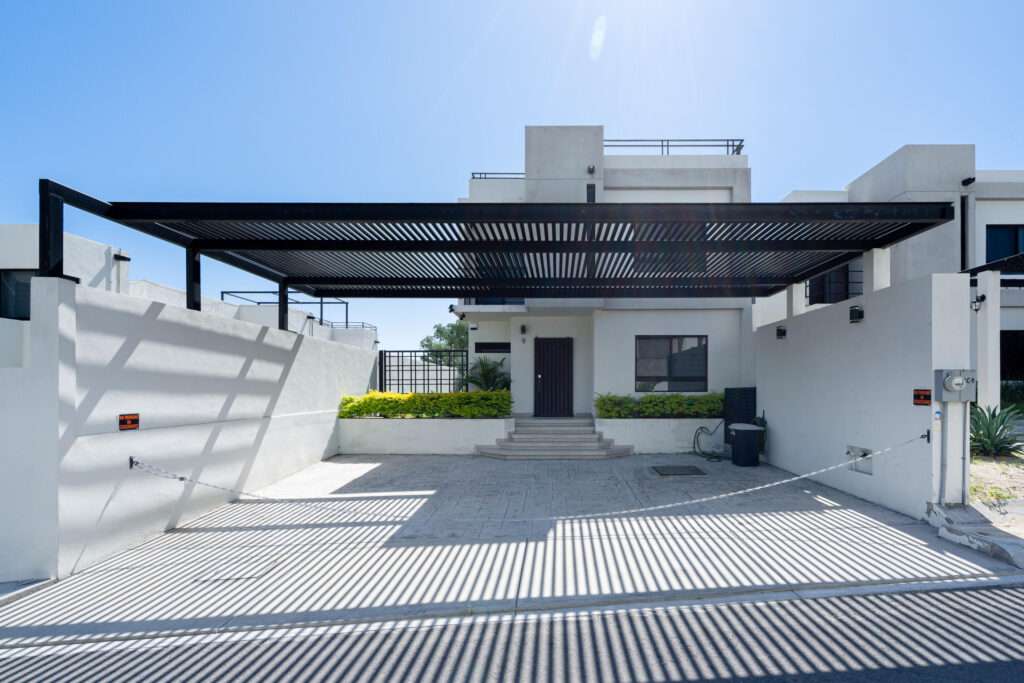 Los Cabos Csl N-E Of19:Genral Prime investment opportunity in Cabo San Lucas. This 755.72 m² lot is located on 5 de Febrero Street, right next to the Cabo San Lucas Delegation, in a highly central area with excellent visibility and easy access. The property includes an existing 133 m² structure, ideal for use as a small office, storage space, or service area. Its size and strategic location offer great potential for commercial, residential, or mixed-use development, subject to applicable permits. Close to government offices, main roads, shops, and essential services. for sale