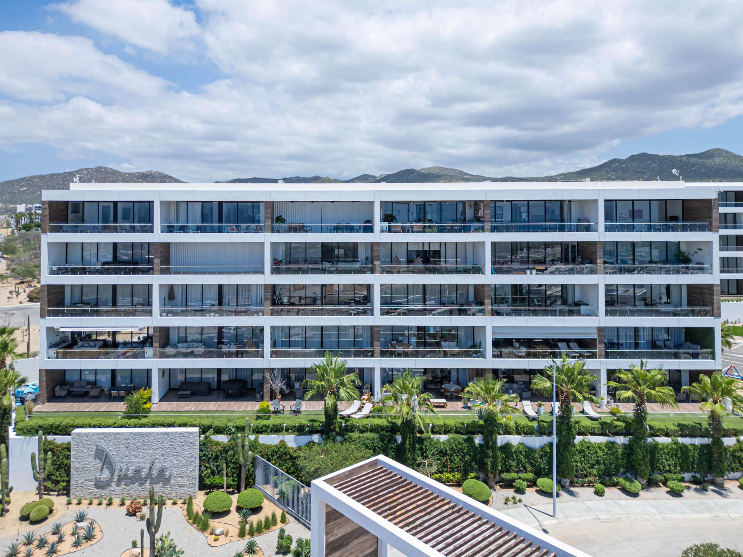 Los Cabos Altamar Torre Altamar es un desarrollo exclusivo en Cabo San Lucas con vistas espectaculares al Arco. Ofrece departamentos de 2 recámaras y 2 baños con acabados modernos. Sus amenidades incluyen gimnasio, coworking, elevador, estacionamiento y un roof garden con alberca infinita y área de grill, ideal para disfrutar atardeceres únicos.Torre Altamar is an exclusive development in Cabo San Lucas with spectacular for sale