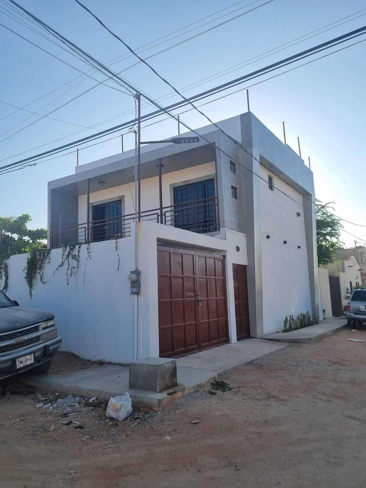 Los Cabos Mesa Colorada Casa en Mesa Colorada, Vista Panorámica y Potencial de Crecimiento. Esta moderna propiedad de dos niveles se ubica en una zona de constante crecimiento en Cabo San Lucas, situada estratégicamente en esquina sobre la calle Franciscanos en la colonia Mesa Colorada (Tercera Etapa). La casa cuenta con una superficie de terreno de 160.00 m² y una construcción de 93.35 m² , ofreciendo un diseño funcional que integra sala, comedor y cocina con barra, además de 2 amplias habitaciones y 1.5 baños. Entre sus amenidades exteriores destacan el estacionamiento para 2 autos, un patio de servicio y una espectacular terraza (rooftop) diseñada para disfrutar de impresionantes vistas panorámicas de la zona, esta propiedad representa una inversión sólida para quienes buscan un hogar con espacios for sale