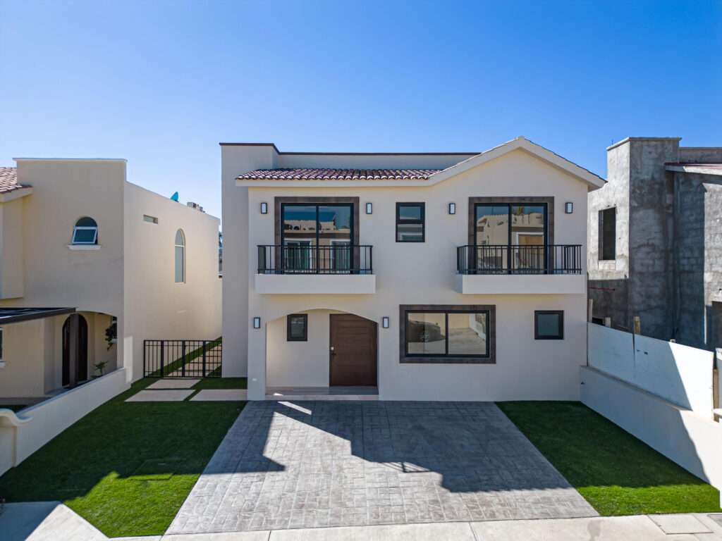 Los Cabos Csl N-E Of19:Genral Prime investment opportunity in Cabo San Lucas. This 755.72 m² lot is located on 5 de Febrero Street, right next to the Cabo San Lucas Delegation, in a highly central area with excellent visibility and easy access. The property includes an existing 133 m² structure, ideal for use as a small office, storage space, or service area. Its size and strategic location offer great potential for commercial, residential, or mixed-use development, subject to applicable permits. Close to government offices, main roads, shops, and essential services. for sale