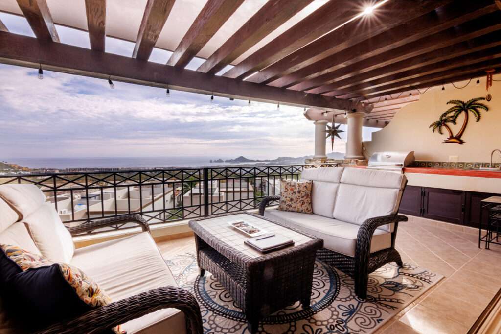 Los Cabos Sjd D/Town:General Well-located 2 or 3 bedroom condo in a unbeatable area, within walking distance to restaurants, downtown San José del Cabo, and shopping. Designed and equipped for vacation rentals, this unit features a beautiful entrance, 2.5 bathrooms, and a flexible, neutral style that easily adapts to any taste or Airbnb concept. A must-see property highly recommended to experience it in person. – INCLUDES DEEDED TWO CAR GARAGE, Cabo Corridor, BS