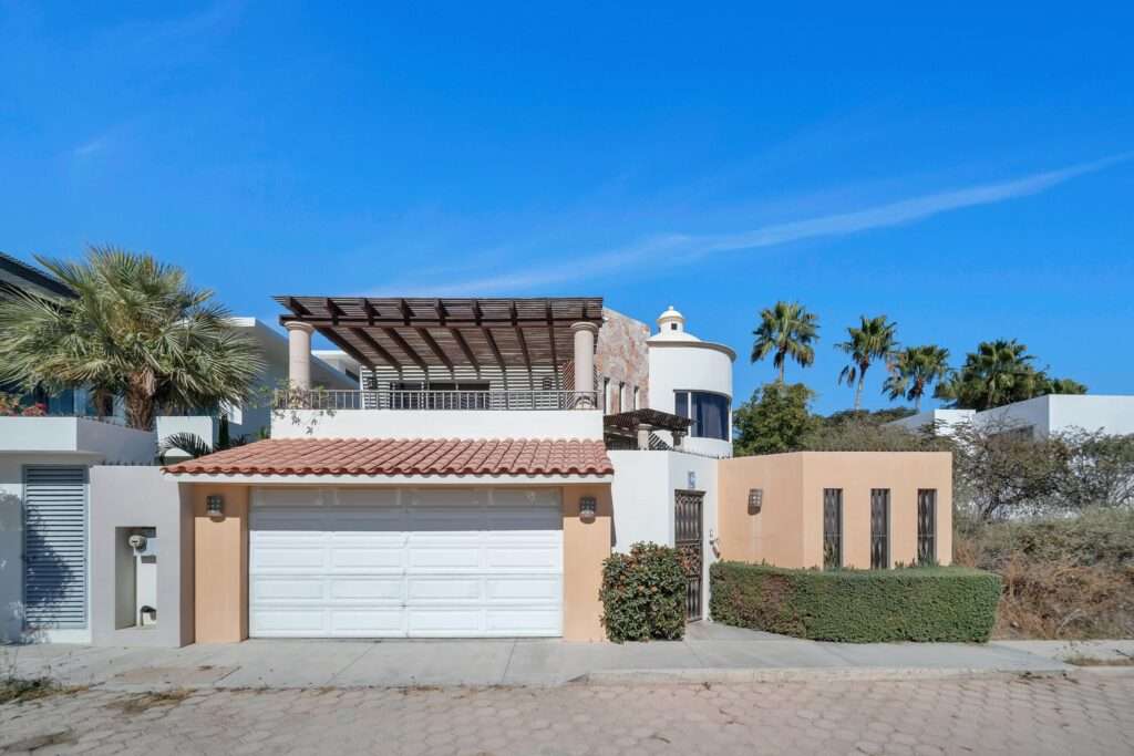 Los Cabos Ventanas Beautifully Remodeled house appointed and furnished 3 Bedroom 2 1/2 Bathroom home hosting spectacular city for sale
