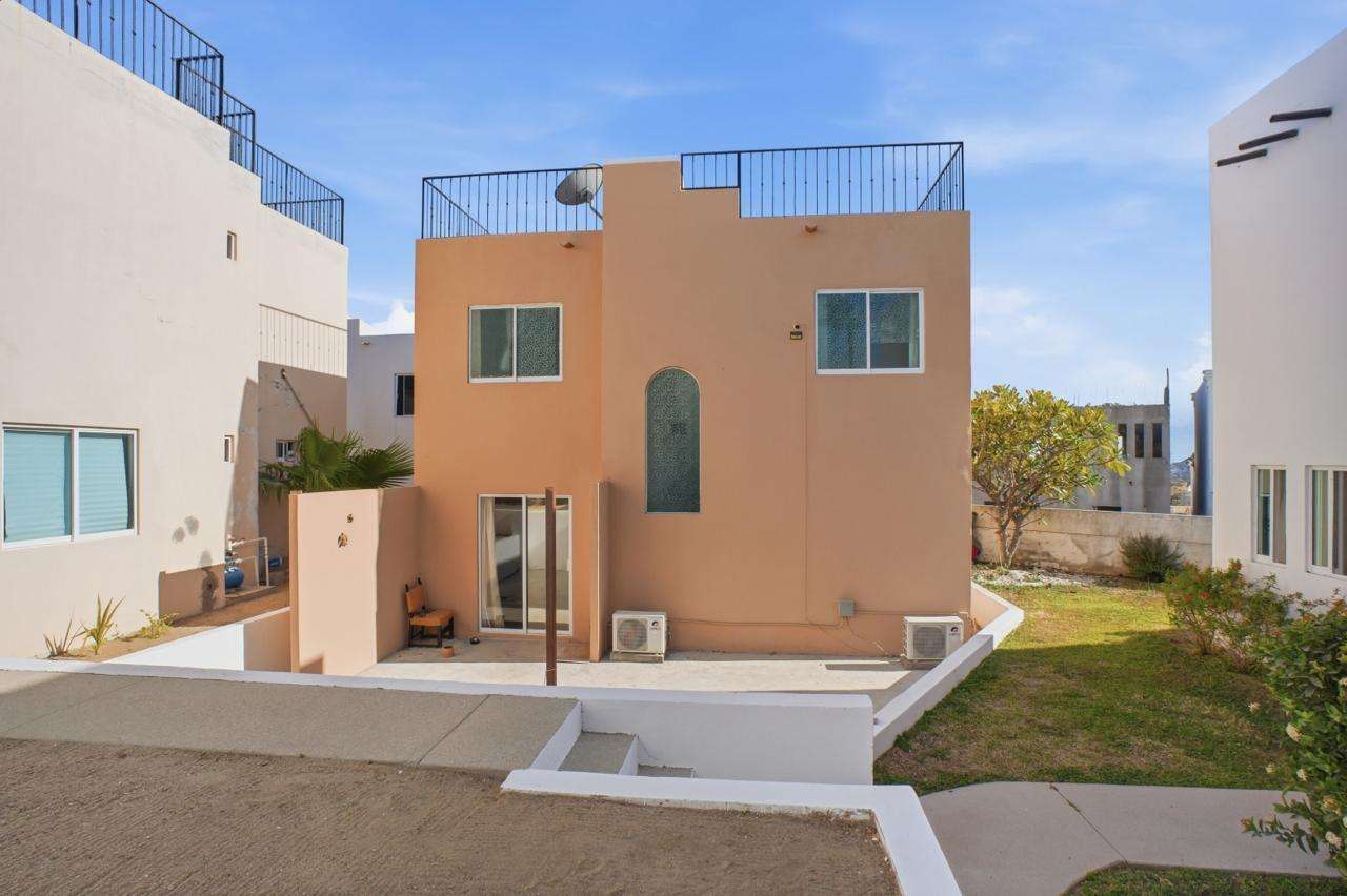 Los Cabos La Cima Modern home for sale in El Tezal, Cabo San Lucas, featuring 3 bedrooms, 2 bathrooms, and 114 m² of construction. This bright, open-concept property offers marble floors, a functional kitchen, and comfortable living spaces. Enjoy beautiful for sale