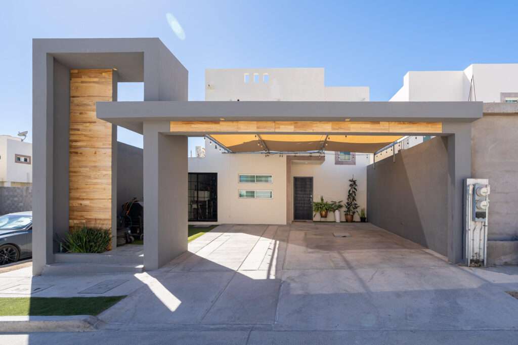 Los Cabos Csl N-E Of19:Genral Ubicada en el Fracc. Altezza Residencial, esta amplia casa en esquina ofrece una experiencia familiar de vida en Cabo San Lucas. Con una ubicación privilegiada sobre Boulevard Tamaral, la propiedad cuenta con amplios espacios interiores y muebles en excelentes condiciones. Su diseño con detalles elegantes y funcionales, invita al confort y a la relajación en una pequeña comunidad tranquila la convierte en una opción ideal. ¡No dejes pasar la oportunidad de conocer este increíble hogar en el corazón de Cabo!'' – LOT 30 C GALES 5205, Cabo San Lucas, BS