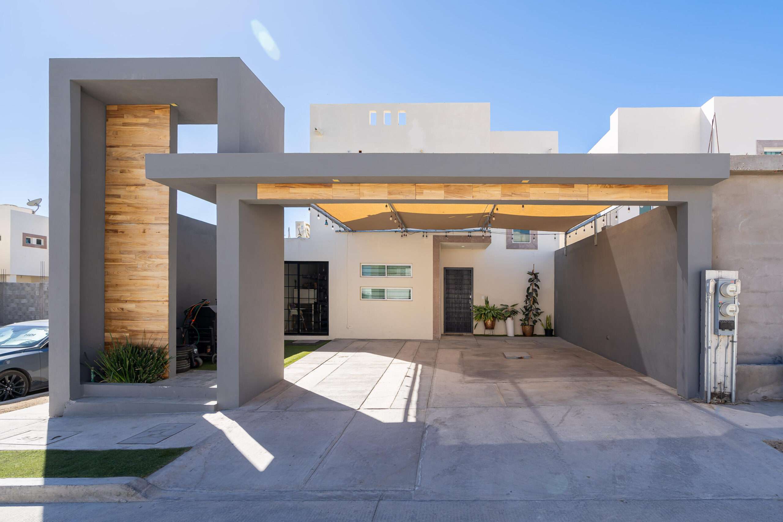 Los Cabos Csl N-E Of19:Genral Ubicada en el Fracc. Altezza Residencial, esta amplia casa en esquina ofrece una experiencia familiar de vida en Cabo San Lucas. Con una ubicación privilegiada sobre Boulevard Tamaral, la propiedad cuenta con amplios espacios interiores y muebles en excelentes condiciones. Su diseño con detalles elegantes y funcionales, invita al confort y a la relajación en una pequeña comunidad tranquila la convierte en una opción ideal. ¡No dejes pasar la oportunidad de conocer este increíble hogar en el corazón de Cabo!'' for sale