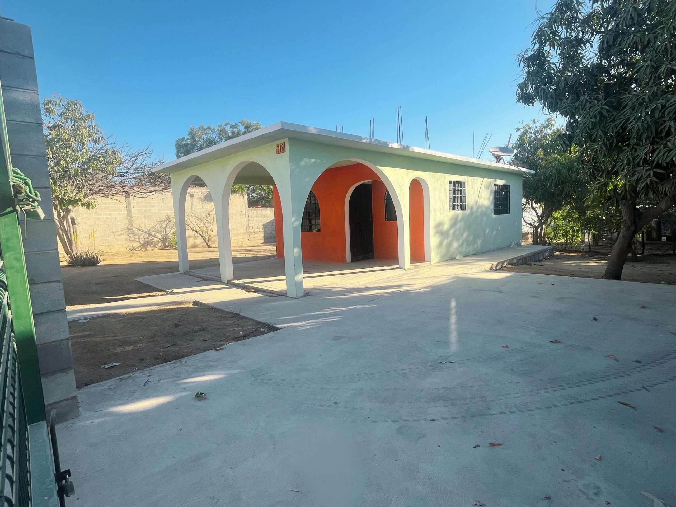 Los Cabos Zacatal ¡Gran oportunidad de Casita Estudio en zona urbana de San Jose del Cabo!Casita-Estudio en un amplio lote de 489.38 m² ubicado Colonia Zacatal, San Jose del Cabo, Baja California Sur. Una zona tranquila y en constante desarrollo, ideal para quienes buscan ampliar su patrimonio hogar o simplemente iniciar su futuro hogar.Se encuentra sobre calle Prof. Jacinto Rochín P., con buen acceso y cercanía a servicios básicos, escuelas, comercios, y vialidades que conectan con distintos puntos importantes de la ciudad.Ofrece excelente potencial para ampliacion habitaciónal, proyecto familiar o inversión patrimonial en una comunidad con crecimiento sostenido.Una excelente opción para quienes buscan espacio, tranquilidad y una inversión accesible dentro de San Jose del Cabo. for sale