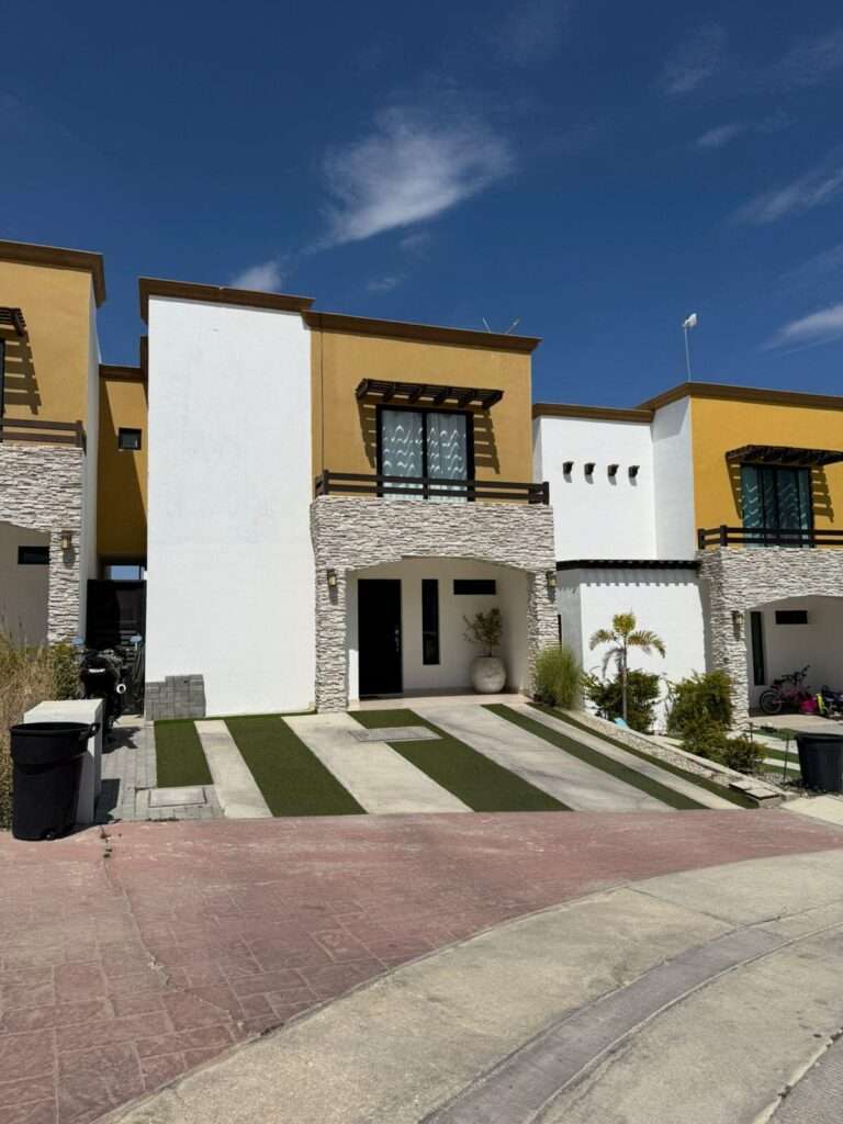 Los Cabos Luis Donaldo Colosio 3-bedroom home for sale in Joyas de Cortés, located in a high-demand area of San José del Cabo. Offered equipped (unfurnished), this property features a bright living and dining area, equipped kitchen, 2.5 bathrooms, A/C units, closets, laundry area, parking, and patio. Excellent location with easy access to schools, shopping, and main roads. Ideal for full-time living or investment. – Lt4 Mz1 Amatista, San Jose del Cabo, BS