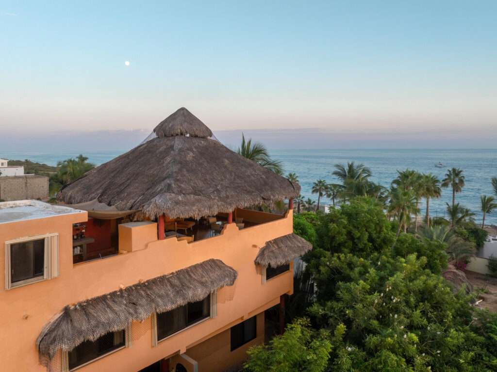 Los Cabos Brisas Del Pac East Casa de un nivel en Brisas del Pacífico con estructura para segundo piso. Cuenta con dos cocheras techadas, sala, sala de estar, cocina con isla y terraza. Terreno de 2,100 m² con gran potencial para alberca, ampliación o desarrollo. Ideal para inversión o vivir.Single-level home in Brisas del Pacífico with structure for a second floor. Features two covered carports, living room, family room, kitchen with island, and terrace. 2,100 m² lot with excellent potential for a pool, expansion, or development. Ideal for living or investment. for sale