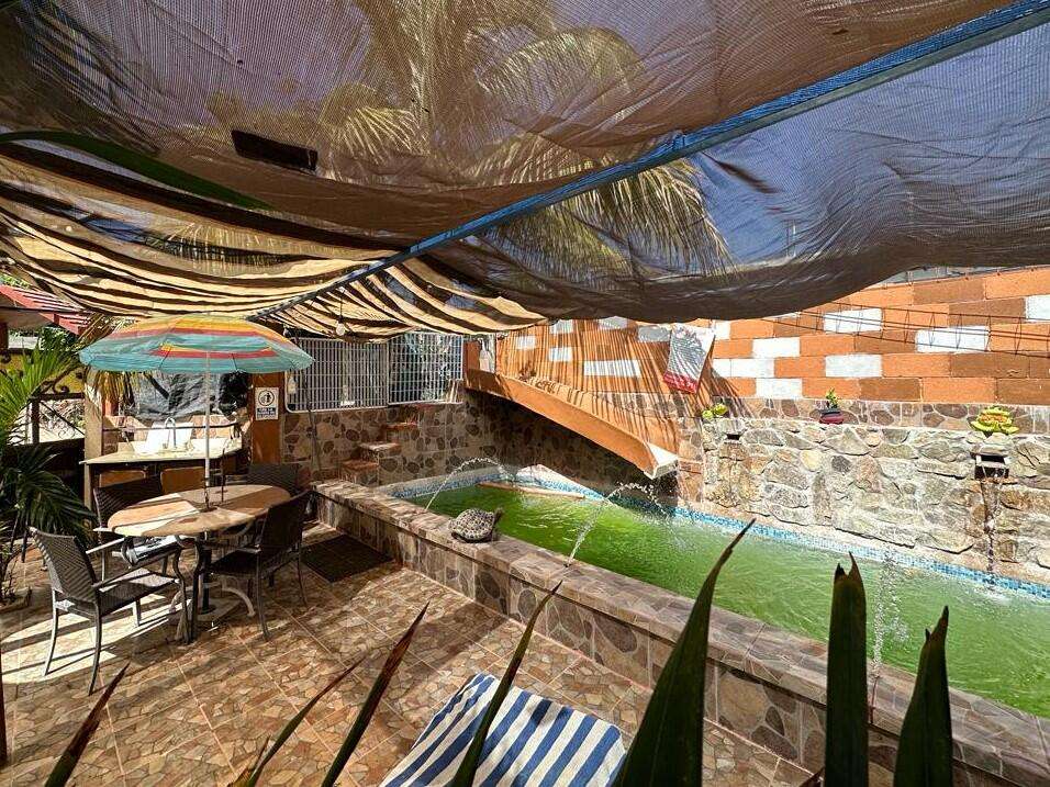 Los Cabos San Jose Viejo Te presentamos esta acogedora propiedad en San José Viejo, una de las zonas más apacibles y familiares de San José del Cabo. Pero esto no es solo una casa; es un negocio en marcha: incluye 8 departamentos en alquiler, lo que significa que comenzarás a generar ganancias desde el primer día.Con 422.19 M2 de terreno y un total de 333.68 m2 de construcción, esta propiedad es una inversión sólida. Además, su ubicación estratégica a solo 2 cuadras de la Carretera Transpeninsular la hace aún más atractiva. Escuelas, parques, plazas, y hospitales, todo está a tu alcance. Esta propiedad no solo ofrece un hogar espacioso con un amplio patio y alberca, sino que también se distingue por sus acabados en piedra, pisos de azulejo y trabajos de herrería. 6 espacios de estacionamiento. El estacionamiento con pérgola proporciona un toque especial.Negocio de Departamentos, una Multitud de Oportunidades: de los 8 departamentos, 3 cuentan con 2 recámaras y 5, con 1 recámara. Además, se entregan semi-amueblados, con electrodomésticos incluidos (excepto lavadora y secadora). La propiedad cuenta con 4 tinacos, que en total almacenan 10,000 Lts. de agua.En la actualidad, esta propiedad genera aproximadamente for sale