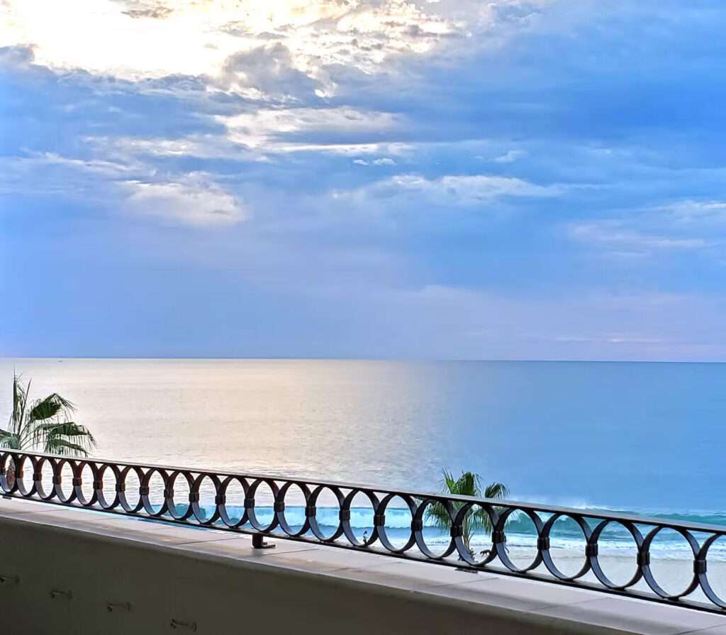 Los Cabos La Jolla Incredible opportunity to live in the desirable OCEANFRONT community of La Jolla! This turn-key ground level corner unit studio includes its own large private terrace. Would make a for a perfect investment or vacation property. Conveniently located near the on-site laundry room, and steps away from one of the two salt water community pools and beach access. Very quiet location and 24/7 security! A must-see! – PALMILLA POINT VIEWS-5TH FLOOR, San Jose del Cabo, BS