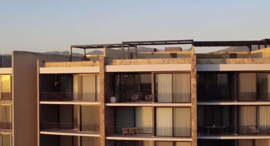 Los Cabos Sjd D/Town:General Well-located 2 or 3 bedroom condo in a unbeatable area, within walking distance to restaurants, downtown San José del Cabo, and shopping. Designed and equipped for vacation rentals, this unit features a beautiful entrance, 2.5 bathrooms, and a flexible, neutral style that easily adapts to any taste or Airbnb concept. A must-see property highly recommended to experience it in person. – PENTHOUSE Av. Crispin Ceseña, Cabo Corridor, BS