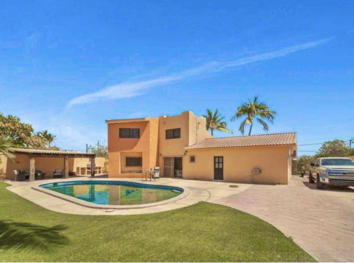 Los Cabos San Jose Viejo This exceptionally spacious single-family home, one of the largest properties in the area, is ideally located in San Jose del Cabo, just 5 minutes from Los Cabos International Airport and 15 minutes from downtown San Jose del Cabo. The property sits only two blocks from the Transpeninsular Highway, offering excellent accessibility while maintaining privacy.Set on a generous 9,150 sq ft lot, this home offers expansive indoor and outdoor living spaces, a rare find in this location. The property features a private swimming pool, large garden areas, a covered outdoor terrace, and a BBQ area, creating an ideal setting for enjoying the Baja lifestyle.The home offers a functional and comfortable layout with ample natural light, oversized social areas, and excellent outdoor flow. The large yard provides flexibility for residential use, potential future enhancements, or additional improvements. Ample parking space adds functionality and versatility to the property.Esta casa unifamiliar excepcionalmente amplia, una de las más grandes de la zona, se encuentra estratégicamente ubicada en San José del Cabo, a solo 5 minutos del Aeropuerto Internacional de Los Cabos y 15 minutos del centro de San José del Cabo. La propiedad está situada a únicamente 2 cuadras de la Carretera Transpeninsular, ofreciendo excelente accesibilidad sin sacrificar privacidad.Ubicada sobre un generoso terreno de aproximadamente 850 m², esta propiedad ofrece amplios espacios interiores y exteriores, algo poco común en esta ubicación. Cuenta con alberca privada, áreas de jardín de gran tamaño, terraza exterior techada y área de asador, creando un entorno ideal para disfrutar del estilo de vida de Baja California Sur.La casa ofrece una distribución funcional y cómoda, con excelente iluminación natural, áreas sociales amplias y una muy buena integración entre espacios interiores y exteriores.El amplio jardín brinda flexibilidad para uso residencial, posibles ampliaciones futuras o mejoras adicionales. El estacionamiento amplio agrega funcionalidad y versatilidad a la propiedad. for sale