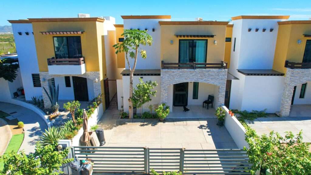 Los Cabos Portales House for sale located in the Portales neighborhood of Cabo San Lucas, a residential area with excellent connectivity and high demand. The property is offered fully furnished and equipped, ready to move in or generate rental income.It has 3 bedrooms and 2.5 bathrooms, well-distributed spaces, a living room and dining room with good natural lighting, and a modern equipped kitchen. It has a private patio, ideal for socializing or relaxing, as well as parking and controlled access.A very attractive option for family living or investment, with easy access to supermarkets, schools, main roads, and shopping areas.Price: 4,500,000 MXN – PORTALES CASA DORADA, Cabo San Lucas, Cabo San Lucas, BS