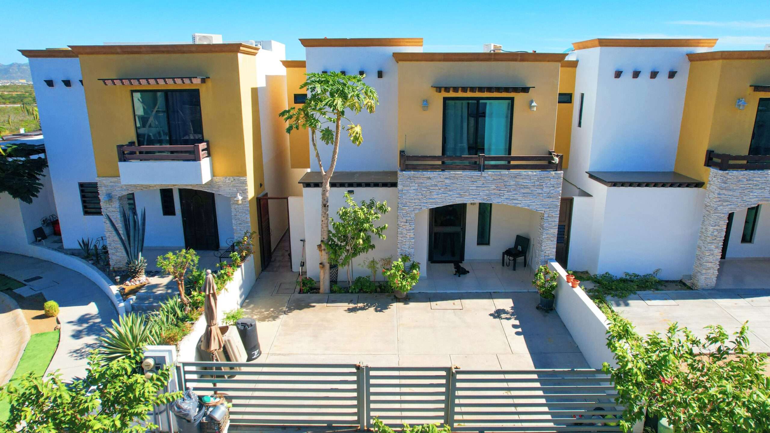 Los Cabos Portales House for sale located in the Portales neighborhood of Cabo San Lucas, a residential area with excellent connectivity and high demand. The property is offered fully furnished and equipped, ready to move in or generate rental income.It has 3 bedrooms and 2.5 bathrooms, well-distributed spaces, a living room and dining room with good natural lighting, and a modern equipped kitchen. It has a private patio, ideal for socializing or relaxing, as well as parking and controlled access.A very attractive option for family living or investment, with easy access to supermarkets, schools, main roads, and shopping areas.Price: 4,500,000 MXN for sale