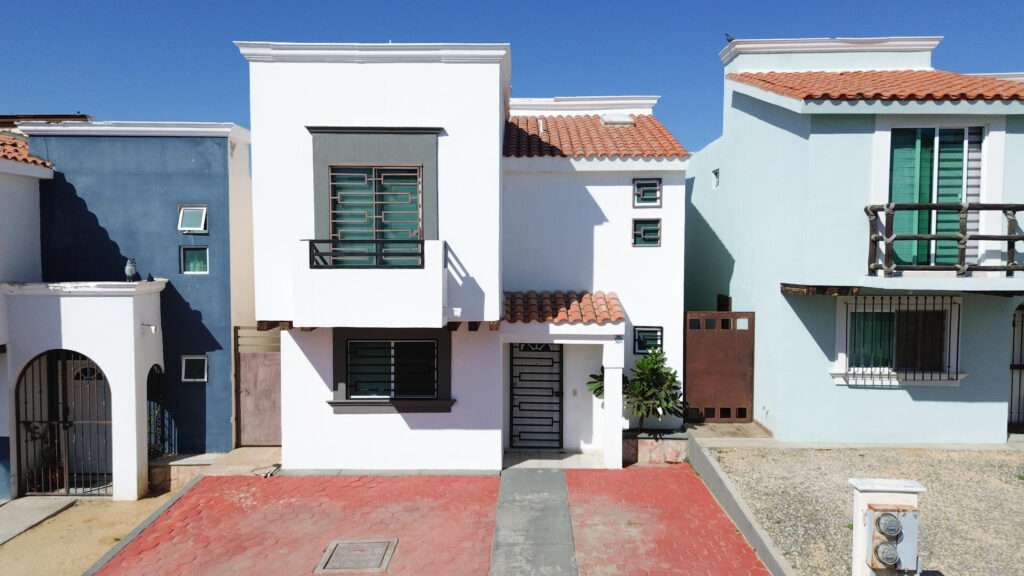 Los Cabos Quintas California Casa de dos plantas ubicada en el fraccionamiento Quintas California, una zona residencial consolidada y con alta demanda en Cabo San Lucas por su cercanía a la Marina La propiedad cuenta con tres recámaras, 2 baños y medio, sala - comedor, cocina, patio trasero, Incluye cisterna y tinacos con 8,300 lts. y dos lugares de estacionamiento.Two-story home located in the Quintas California community, a well-established residential area in Cabo San Lucas with high demand due to its close proximity to the Marina.The property features three bedrooms, two and a half bathrooms, a living and dining area, kitchen, and a backyard patio. It also includes a cistern and water tanks with a total capacity of 8,300 liters, as well as two parking spaces. – Quintas California, Cabo San Lucas, BS
