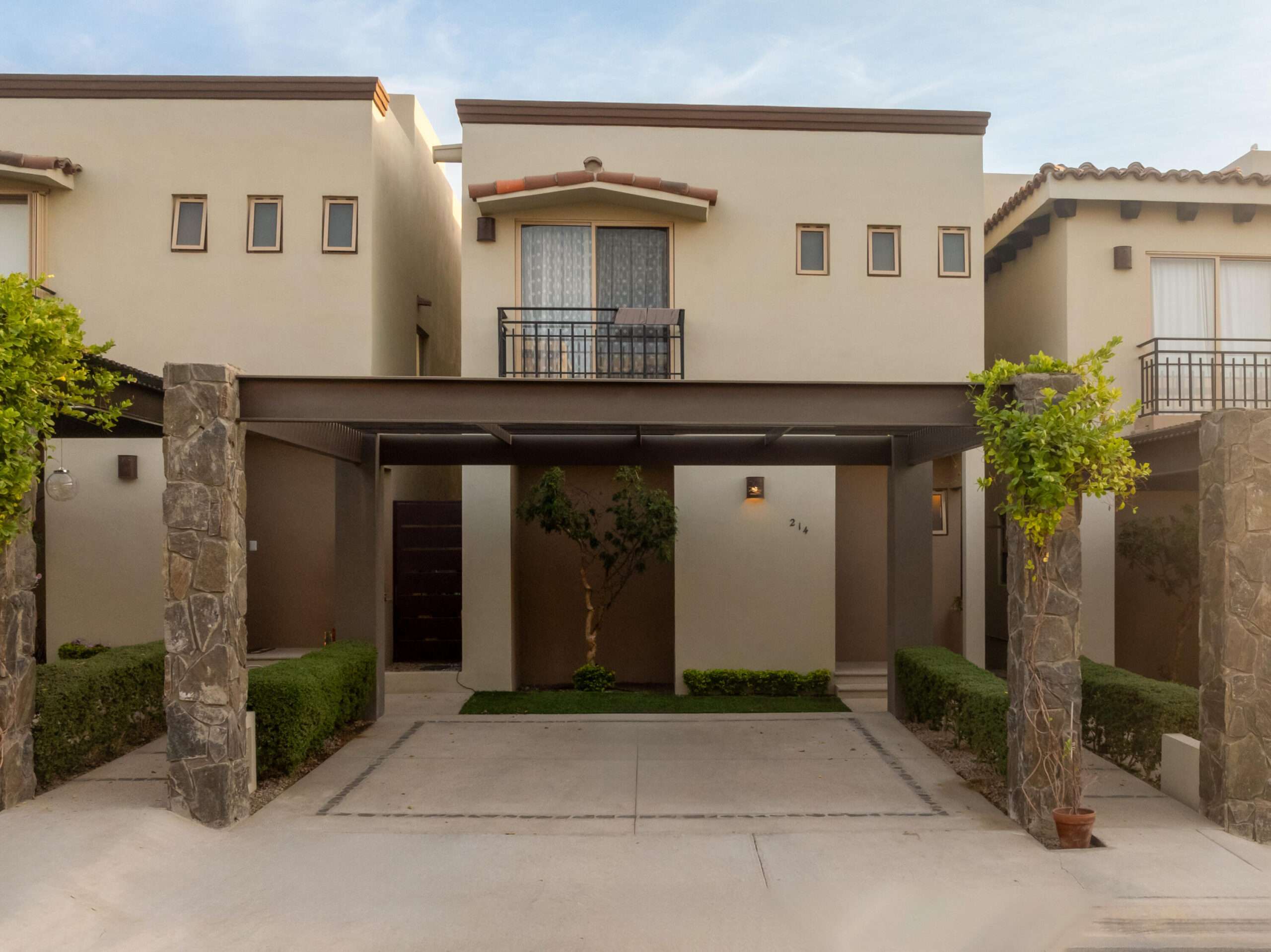 Los Cabos Camino Del Mar A unique opportunity to acquire a furnished home with 3 bedrooms, 2 and a ½ baths, 2 car garage, patio, and a rooftop with ocean, mountain and golf course for sale