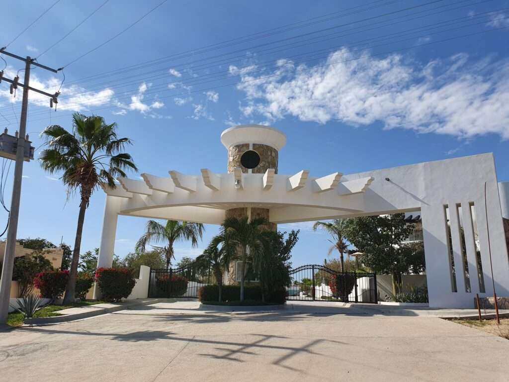 Los Cabos Csl N-E Of19:Genral Prime investment opportunity in Cabo San Lucas. This 755.72 m² lot is located on 5 de Febrero Street, right next to the Cabo San Lucas Delegation, in a highly central area with excellent visibility and easy access. The property includes an existing 133 m² structure, ideal for use as a small office, storage space, or service area. Its size and strategic location offer great potential for commercial, residential, or mixed-use development, subject to applicable permits. Close to government offices, main roads, shops, and essential services. for sale