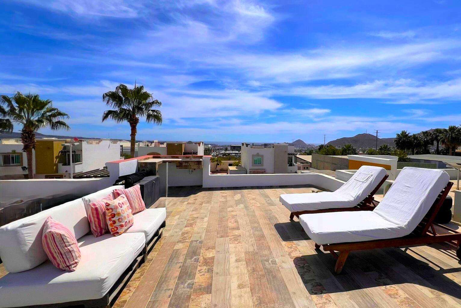 Los Cabos Terranova Villa El Sueño; Residencia que destaca por su diseño y excelente ubicación.Ofrece 2 recámaras, 2 baños completos y cocina integral con elegantes acabados en madera de parota que aportan calidez al espacio, cochera para 2 autos y cisterna de 5,000 litros que asegura abastecimiento constante de agua.Desde el Rooftop Privado, podrás disfrutar de espectaculares vistas al mar. La propiedad forma parte de un entorno que promueve el bienestar, con un gran jardín común con pasto natural, área de BBQ para convivencias al aire libre. Seguridad 24/7 y videovigilancia externaEl entorno es seguro, familiar y tranquilo, ideal para quienes buscan comodidad, estilo y plusvalía en Los Cabos, con espacios perfectos para disfrutar con niños y mascotas.Precio oficial en MXN: for sale