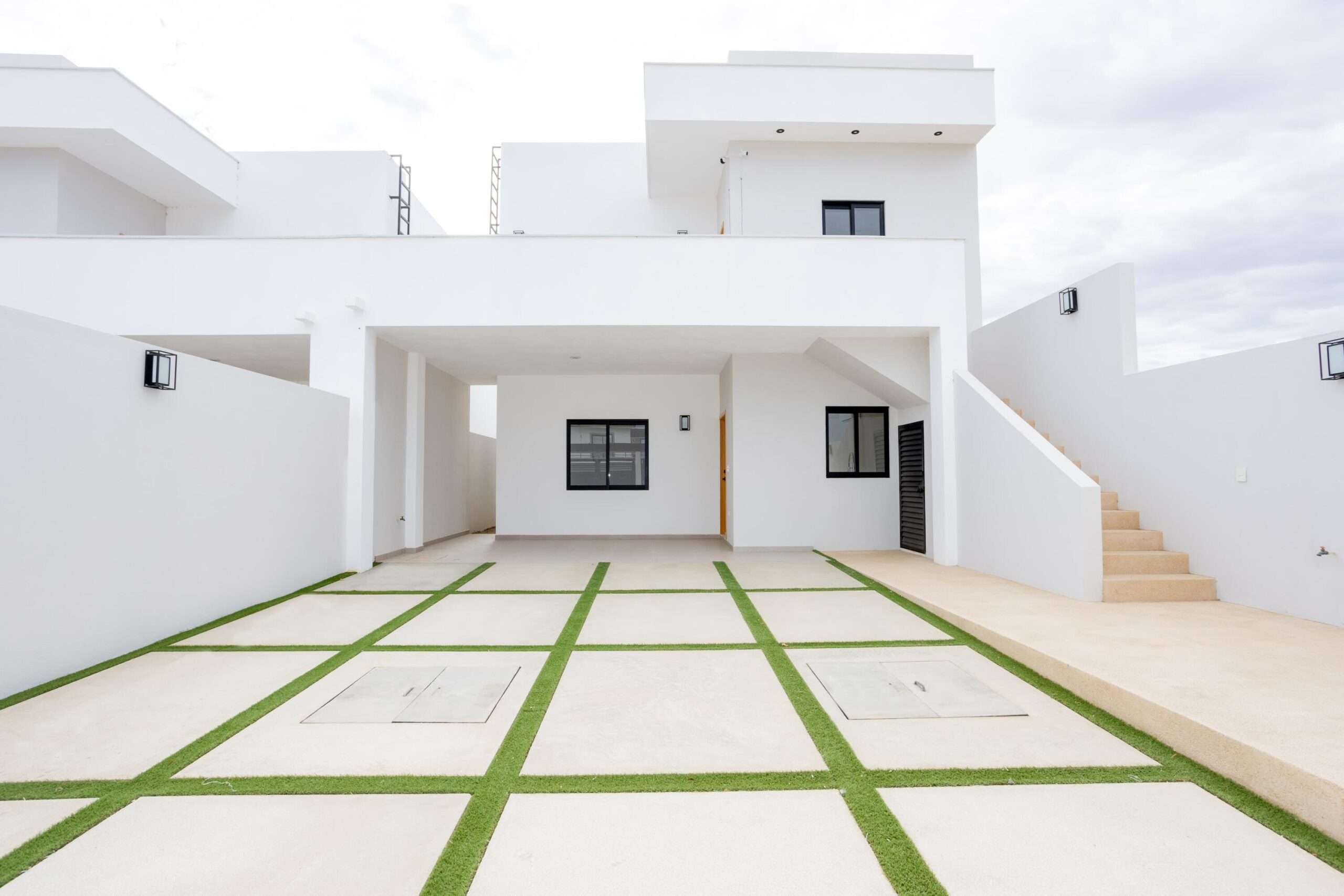 Los Cabos Altamar Torre Altamar es un desarrollo exclusivo en Cabo San Lucas con vistas espectaculares al Arco. Ofrece departamentos de 2 recámaras y 2 baños con acabados modernos. Sus amenidades incluyen gimnasio, coworking, elevador, estacionamiento y un roof garden con alberca infinita y área de grill, ideal para disfrutar atardeceres únicos.Torre Altamar is an exclusive development in Cabo San Lucas with spectacular for sale