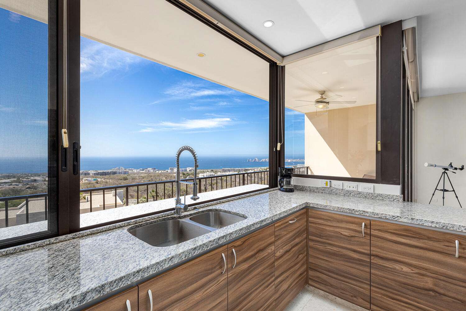 Los Cabos Monte Rocella *****PRICE REDUCTION*****Welcome to Monte Rocella, a planned master community in the heart of Tezal. This 3 bedroom 2 bathroom 4th floor level PENTHOUSE- OCEAN for sale