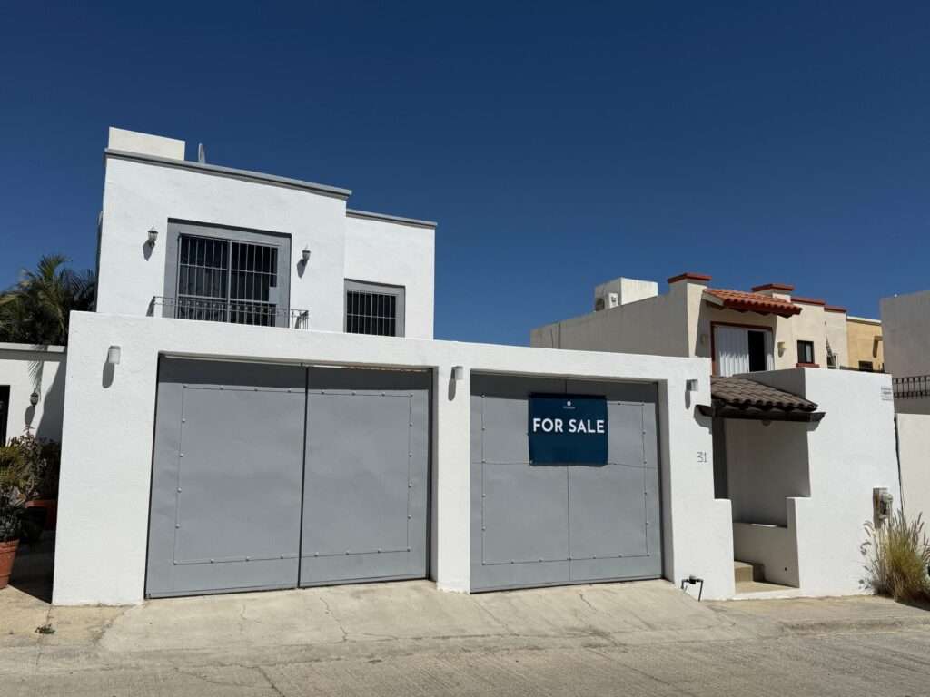 Los Cabos Monte Real Discover the opportunity to live in a peaceful and well-established area of San José del Cabo. Monte Real Casa 31 sits on a desirable corner lot within the Monte Real community, offering 115 m² (1,237 sq ft) of construction on a 201 m² (2,163 sq ft) lot, providing extra privacy and outdoor space. The home features 3 bedrooms, 2.5 bathrooms, and comfortable living, kitchen, and dining areas. Offered unfurnished and in good condition, it's ready for you to personalize. Equipped with a 5,000-liter cistern and available for immediate delivery, this property is ideal as a primary residence or investment opportunity. – Tabaloapa 31, San Jose del Cabo, BS