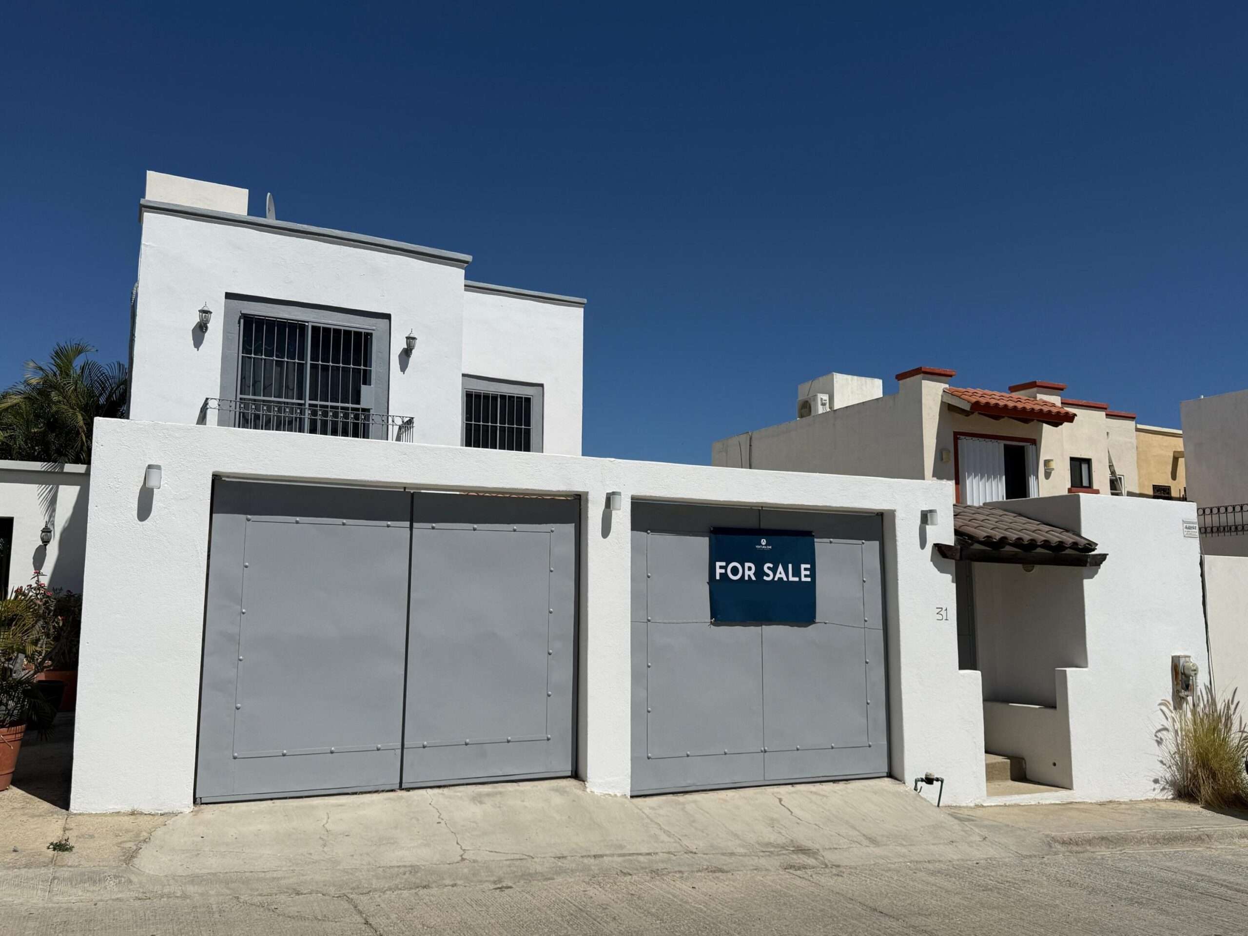 Los Cabos Monte Real Discover the opportunity to live in a peaceful and well-established area of San José del Cabo. Monte Real Casa 31 sits on a desirable corner lot within the Monte Real community, offering 115 m² (1,237 sq ft) of construction on a 201 m² (2,163 sq ft) lot, providing extra privacy and outdoor space. The home features 3 bedrooms, 2.5 bathrooms, and comfortable living, kitchen, and dining areas. Offered unfurnished and in good condition, it's ready for you to personalize. Equipped with a 5,000-liter cistern and available for immediate delivery, this property is ideal as a primary residence or investment opportunity. for sale