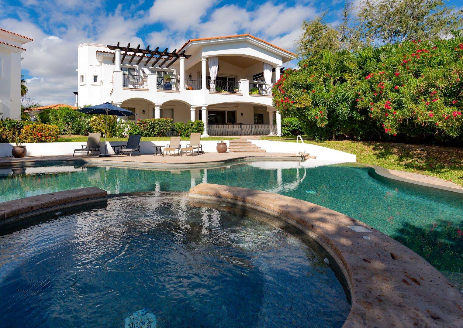 Los Cabos Plaza Calafia Discover your own slice of paradise. One of the few beachside complexes in Cabo San Lucas. This charming condo is perfectly situated just steps away from a beautiful swimmable beach, offering the ultimate blend of relaxation and convenience.Enjoy the ocean for sale